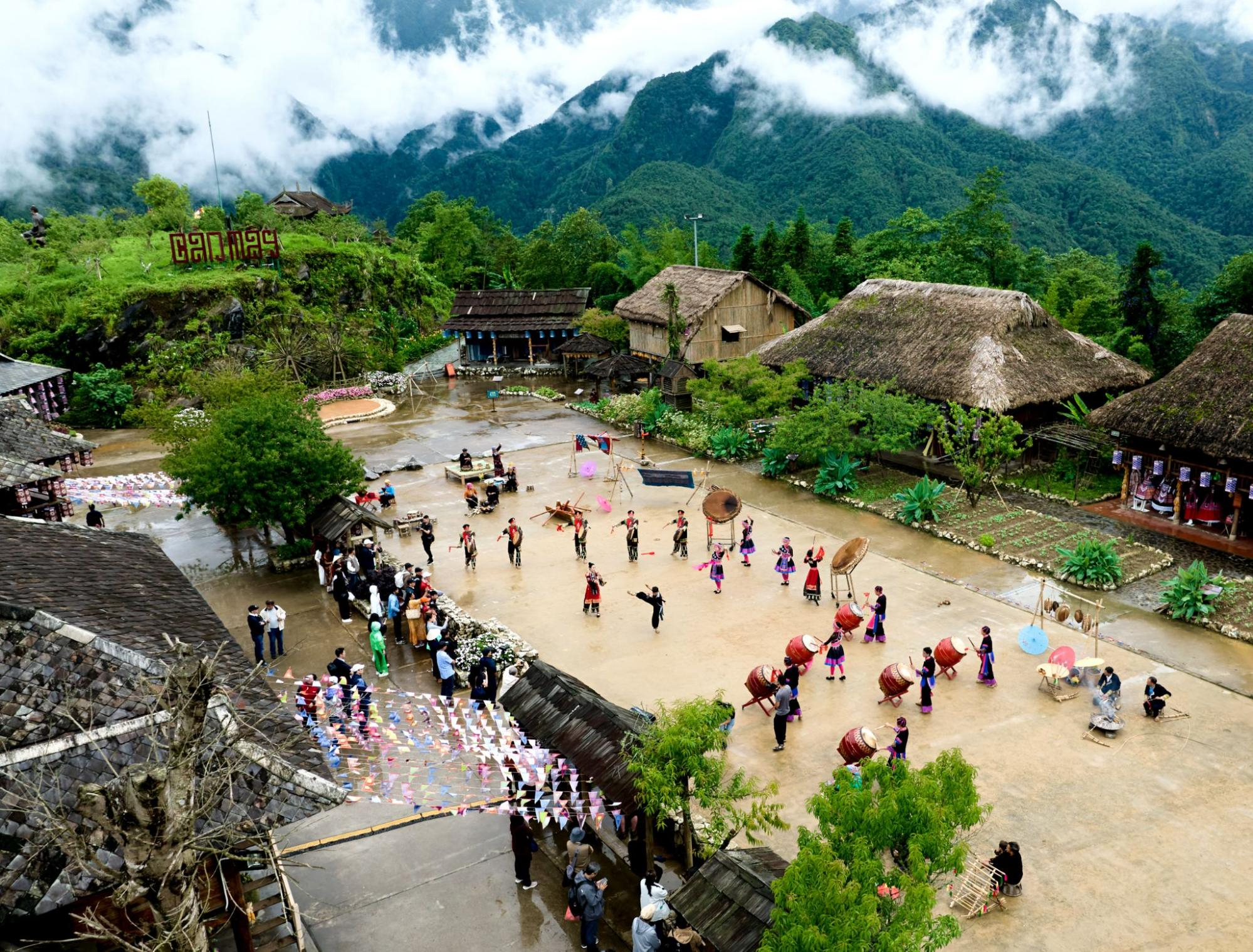 "Dinh Thieng Du Ky" is a journey through the landscapes, culture, and spirit of the Northwest, taking travelers through a range of emotions, from bustling energy to serenity, from profound depth to heroic grandeur